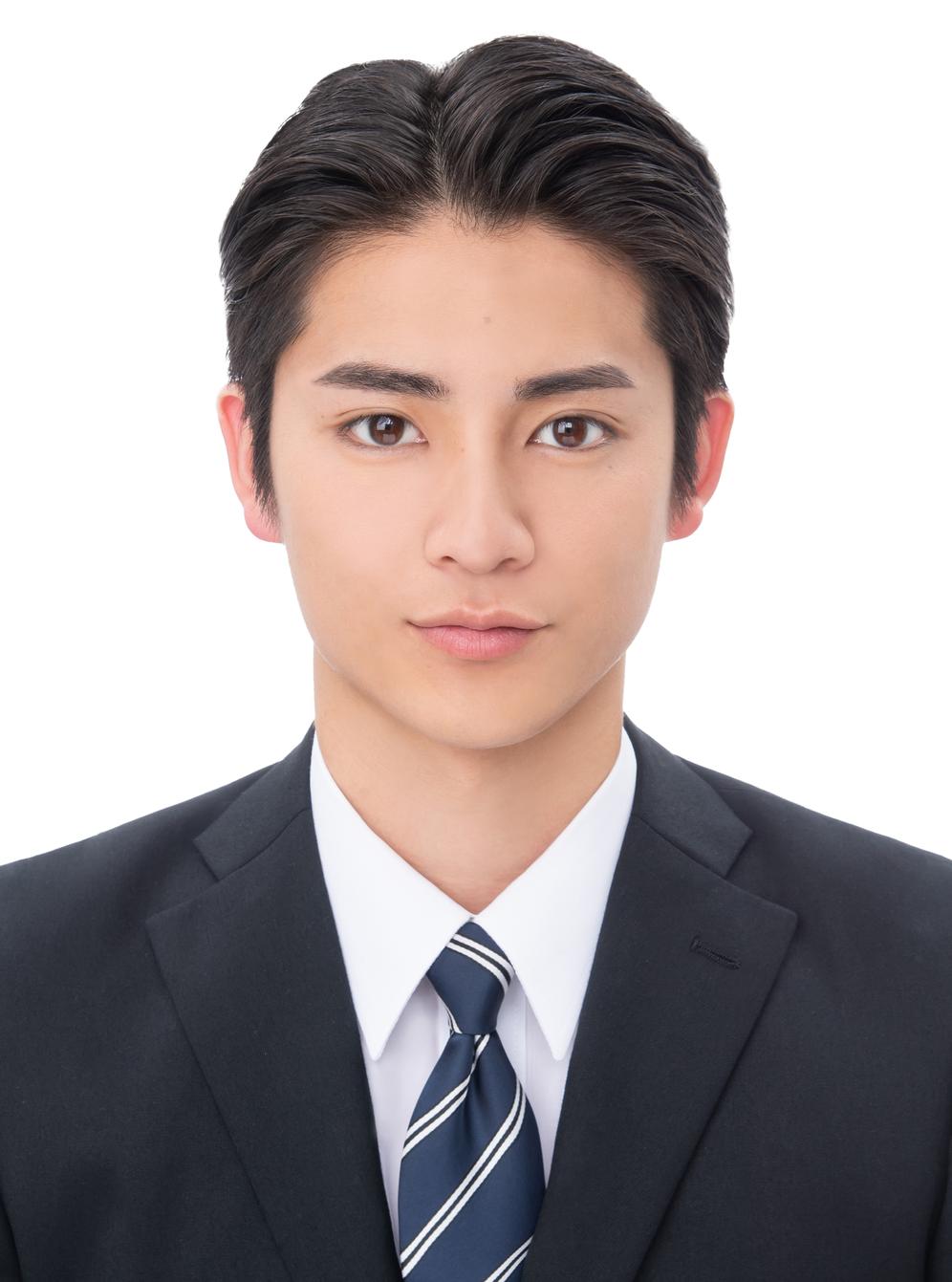 男子就活生のプロがヘアメイクして、撮影指導をした証明写真のアフター