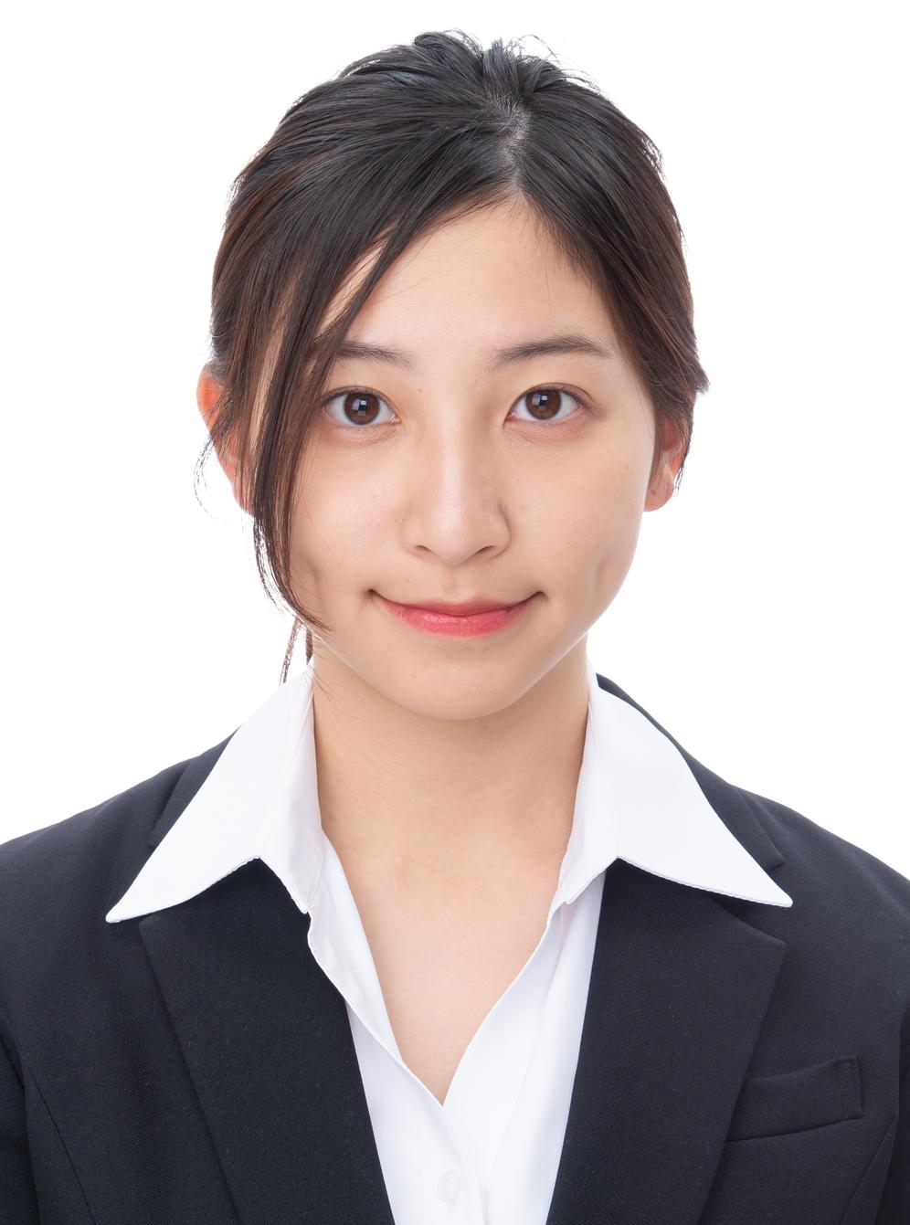 女性が一人で撮影した証明写真