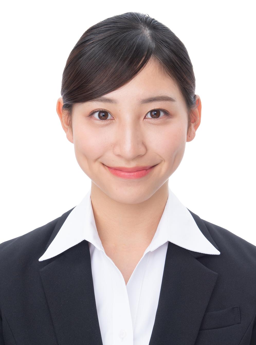 プロのヘアメイクがメイクして撮影指導をした女性の証明写真