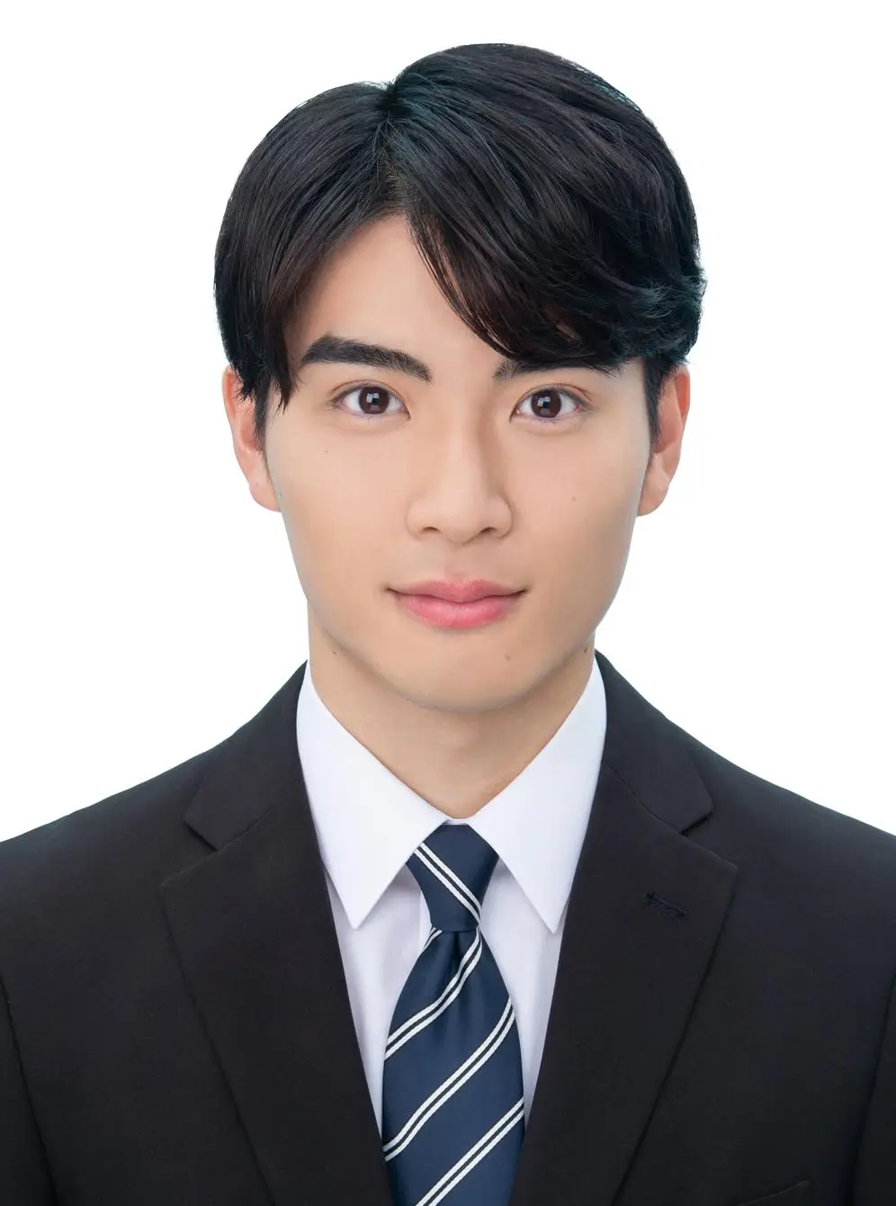 男子就活生のプロがヘアメイクして、撮影指導をした証明写真のアフター