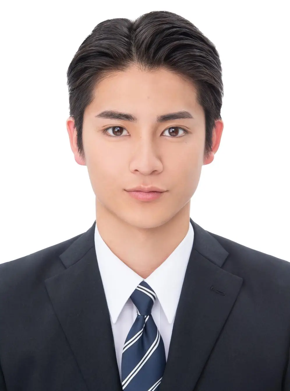 男子就活生のプロがヘアメイクして、撮影指導をした証明写真のアフター