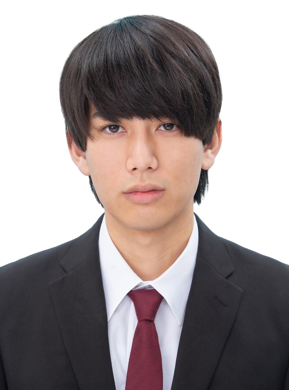 プロのヘアメイクがメイクして撮影指導をした男性の証明写真