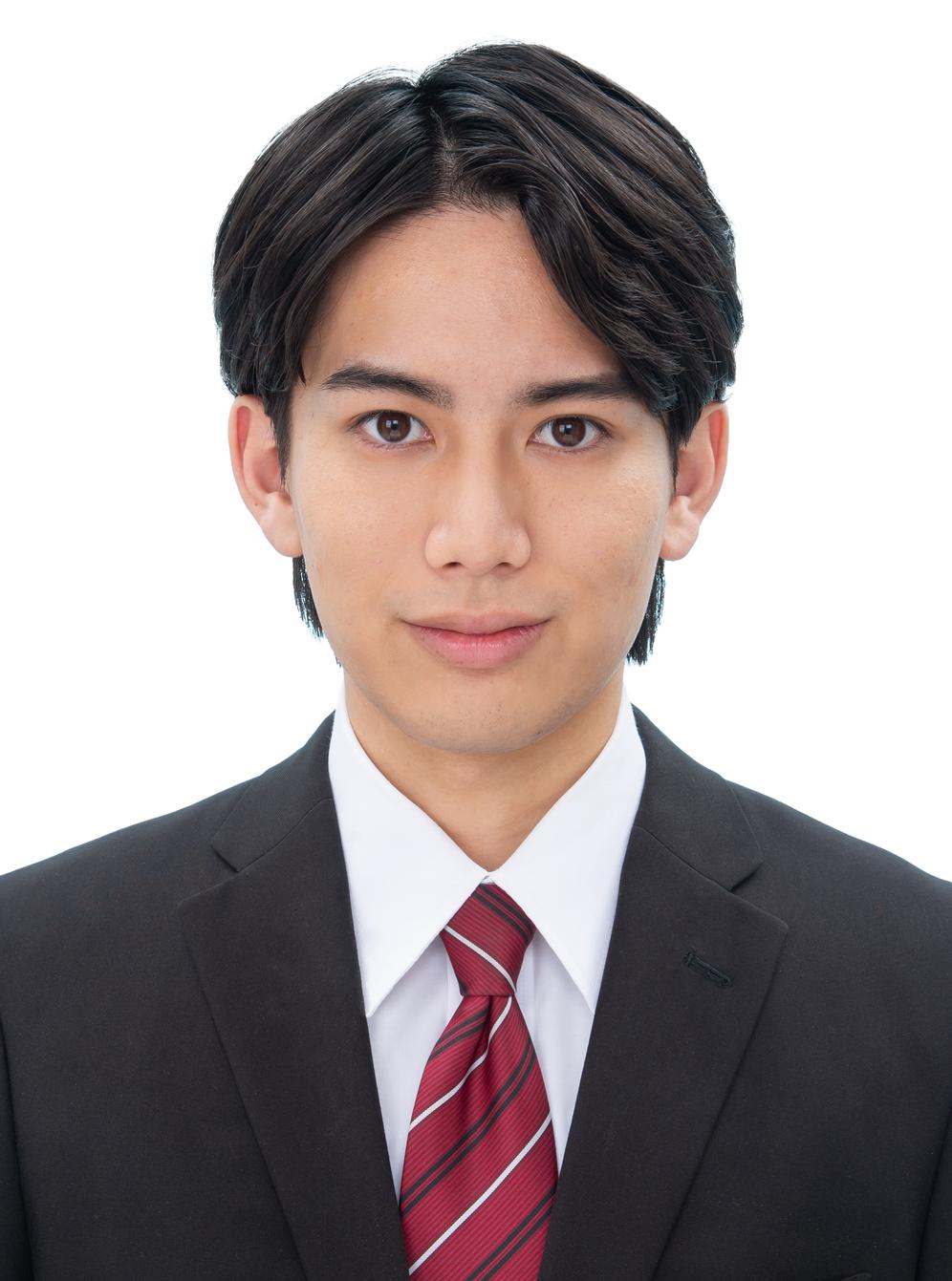 黒髪修正を施した男性の就活証明写真