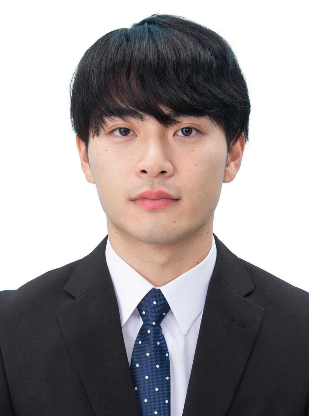 男性が一人で撮影した証明写真