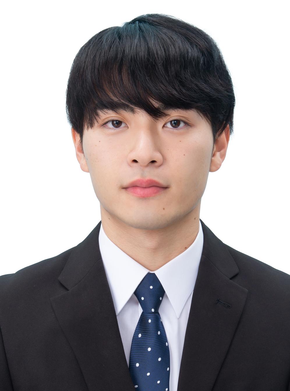 プロのヘアメイクがメイクして撮影指導をした男性の証明写真