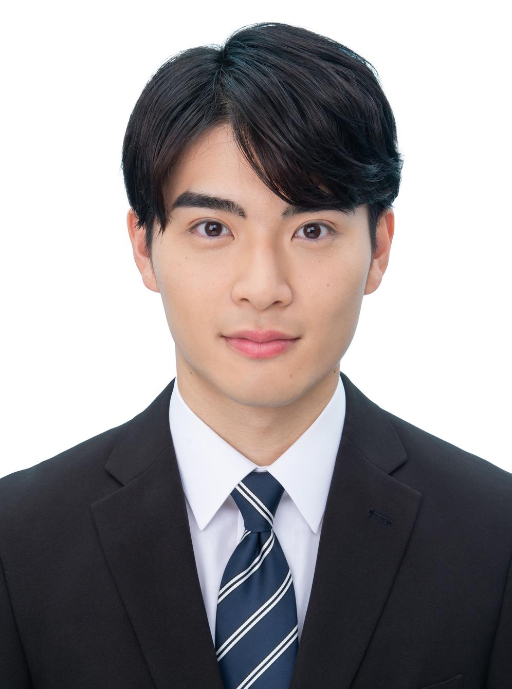 黒髪修正を施した男性の就活証明写真