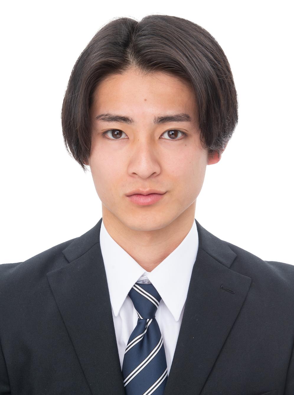 男性が一人で撮影した証明写真