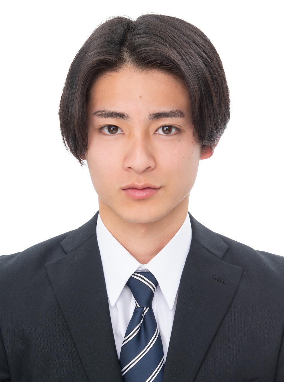 プロのヘアメイクがメイクして撮影指導をした男性の証明写真