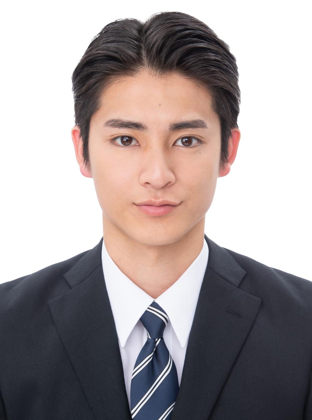 黒髪修正を施した男性の就活証明写真