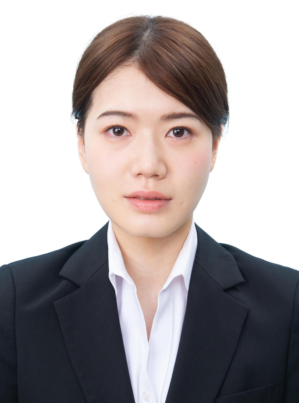 女性が一人で撮影した証明写真