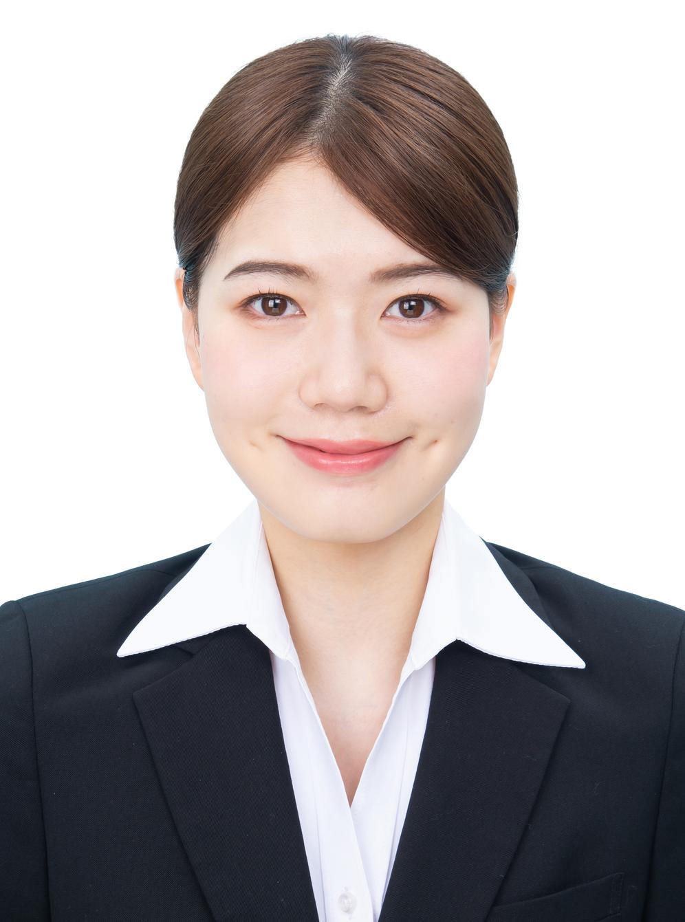 プロのヘアメイクがメイクして撮影指導をした女性の証明写真