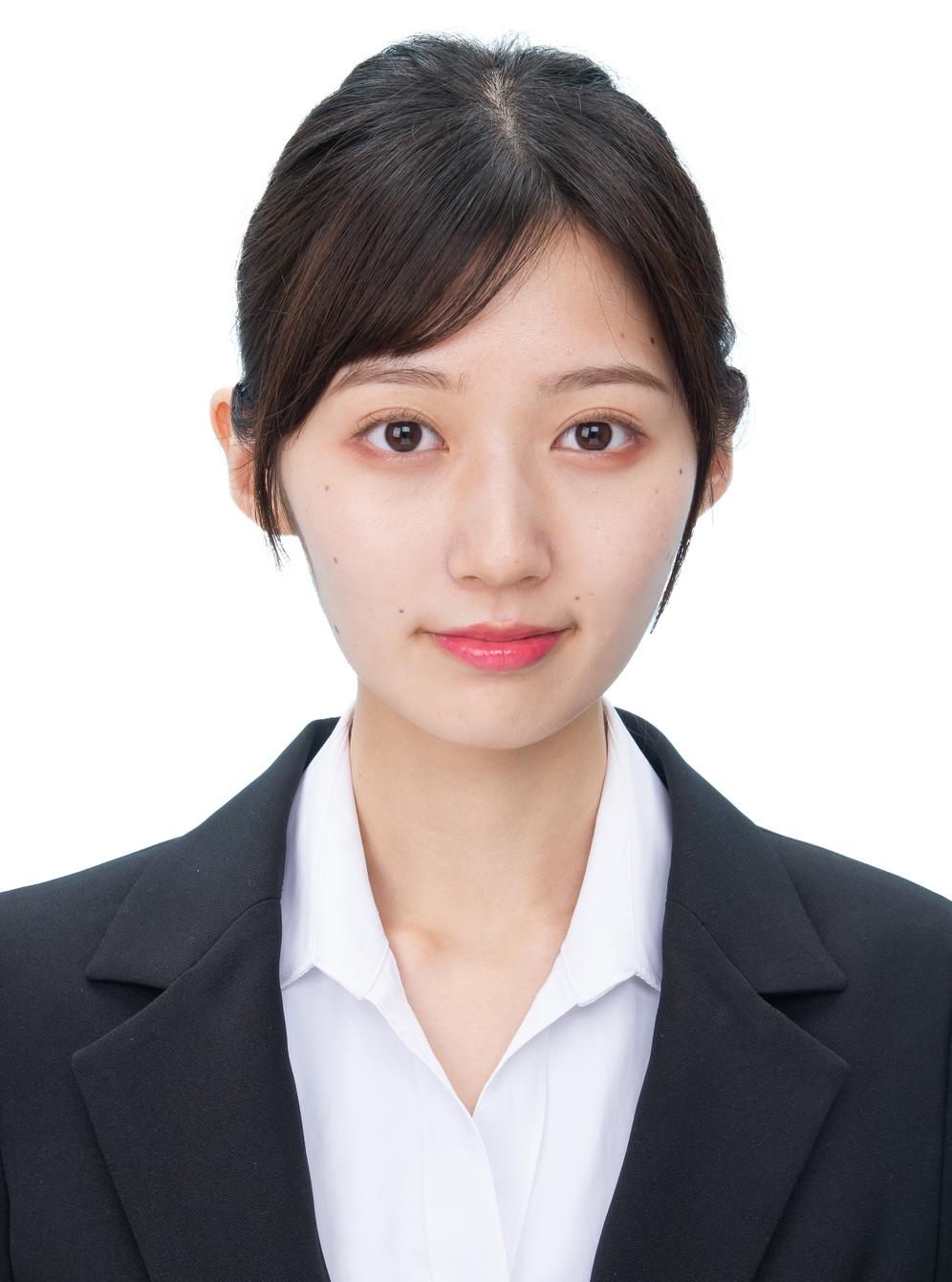 女性が一人で撮影した証明写真