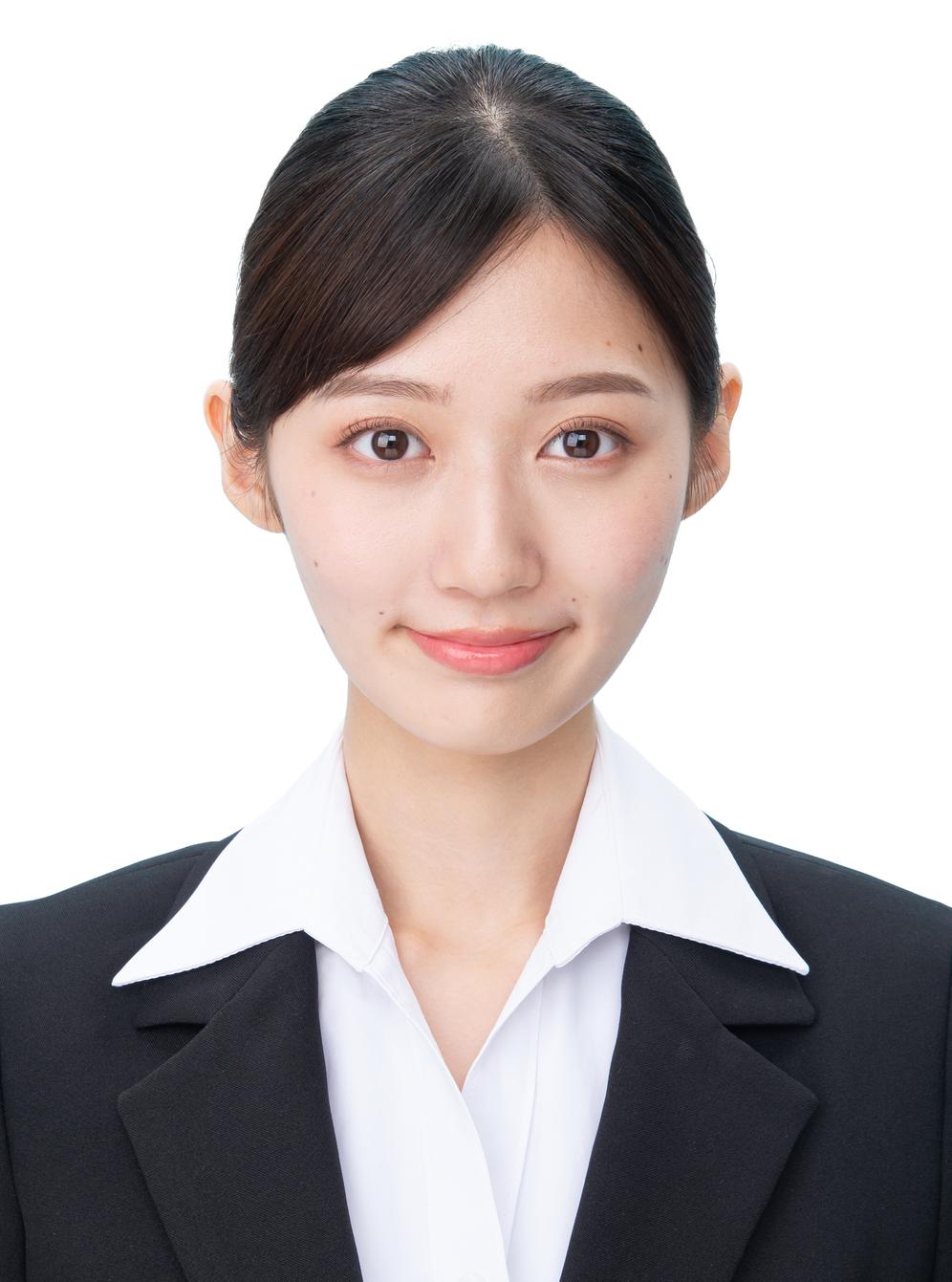 プロのヘアメイクがメイクして撮影指導をした女性の証明写真