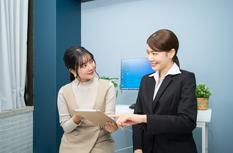 ヘアメイクが就活生に志望業界をヒアリングする写真