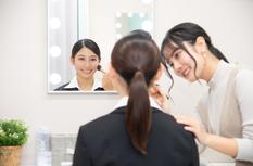 ヘアメイクが女子就活生にメイクをする写真