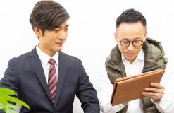 カメラマンと撮影ヒアリング中の就活男子写真