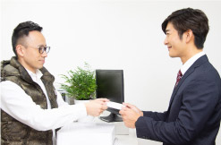 即日5分で証明写真を受け取る就活男子写真