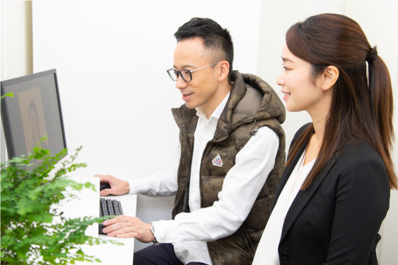 プロカメラマンが女子就活生の隣で証明写真を修正・加工する写真