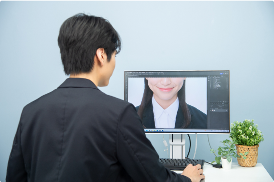 レタッチはプロが専用ソフトで手作業