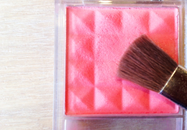 就活写真用のメイクでパウダーチークはこう使う！ヘアメイクが徹底解説