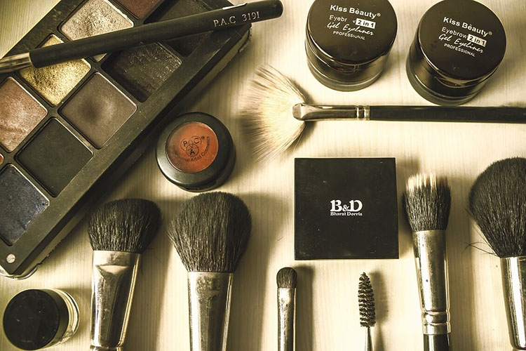 一重は就活写真のメイクでどうすれば良い？瞼トラブルにヘアメイクが解説