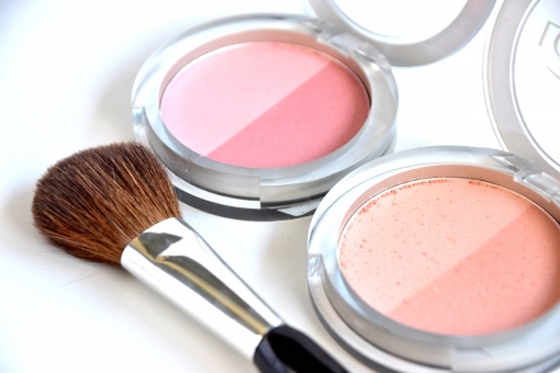 パウダーチークはこう使う！就活写真用のメイクをヘアメイクが徹底解説2