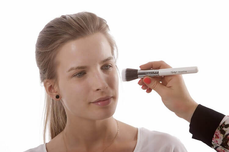 就活証明写真で加工いらずのベースメイクのやり方をプロが解説1