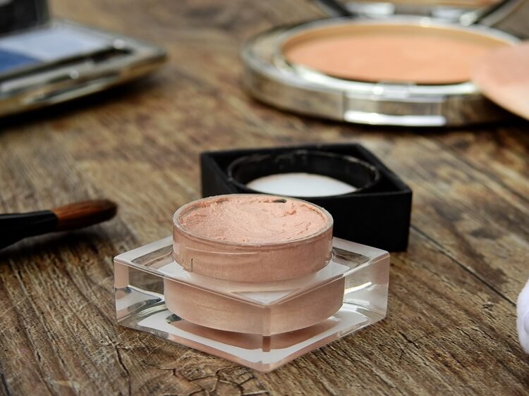 就活写真メイクにはBBクリームを使うべき？ヘアメイクが解説します4