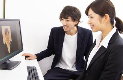 就活の証明写真のデータを無料でスマホにカメラマンが送信する写真