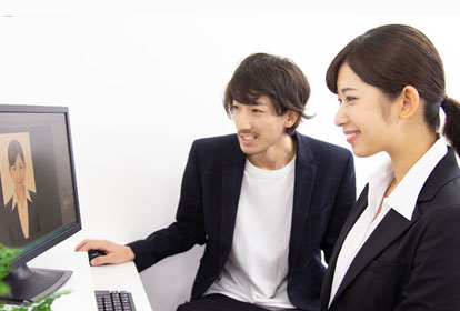 隣で相談しながら就活の証明写真を修正・加工できる