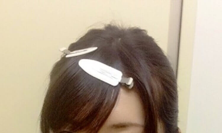 就活写真に適した女性の前髪の流し方とは？セット方法や注意点を解説3