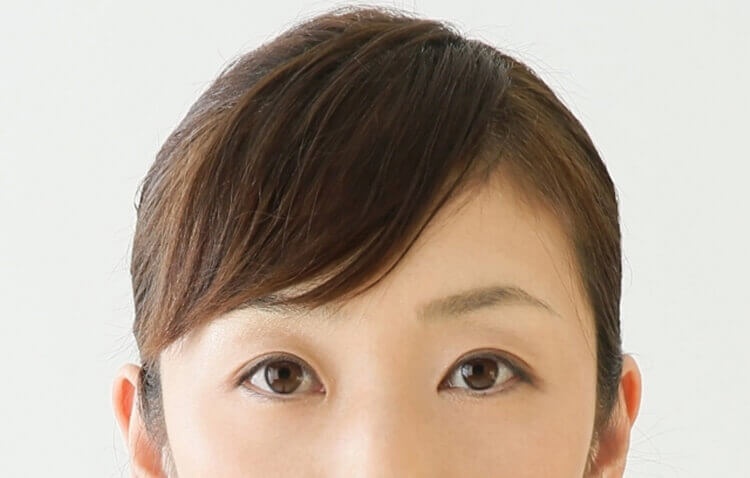就活写真に適した女性の前髪の流し方とは？セット方法や注意点を解説1