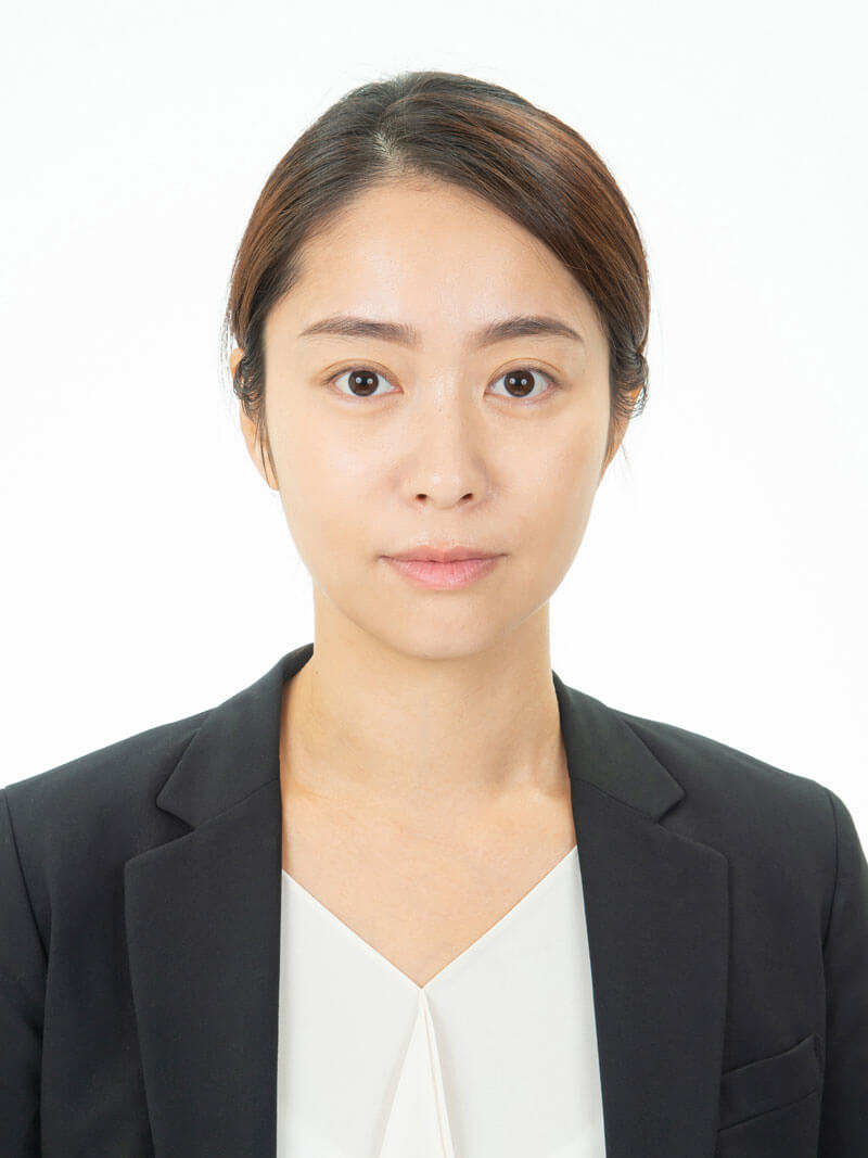 女子の就活写真のビフォー