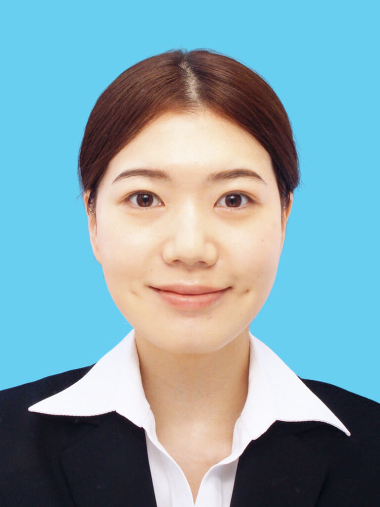 女子就活生の証明写真のビフォー