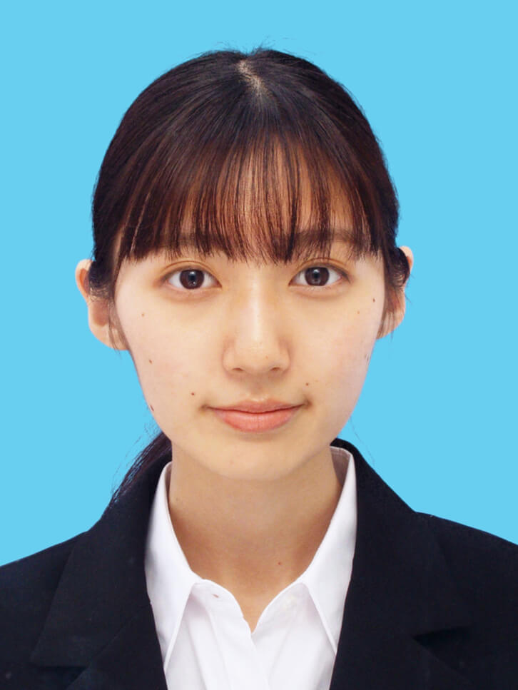女子就活生の証明写真のビフォー