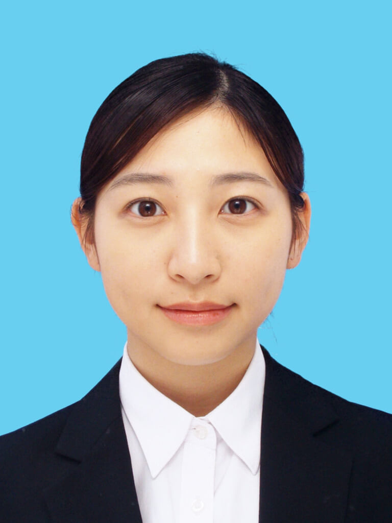 女子就活生の証明写真のビフォー