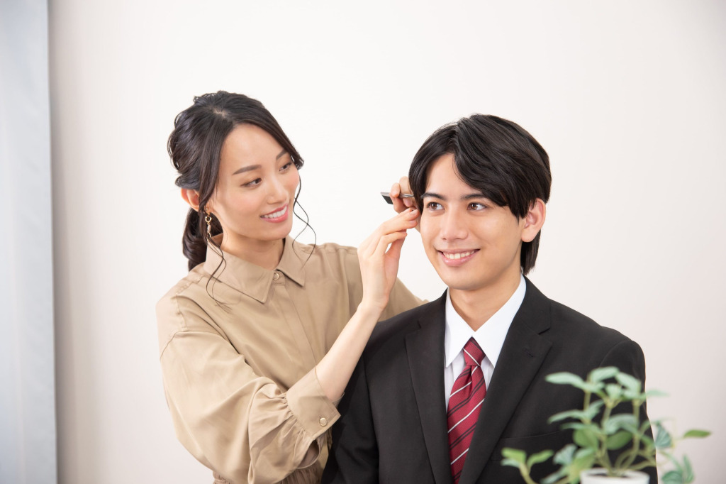 男性のメイクは眉毛を描くだけ