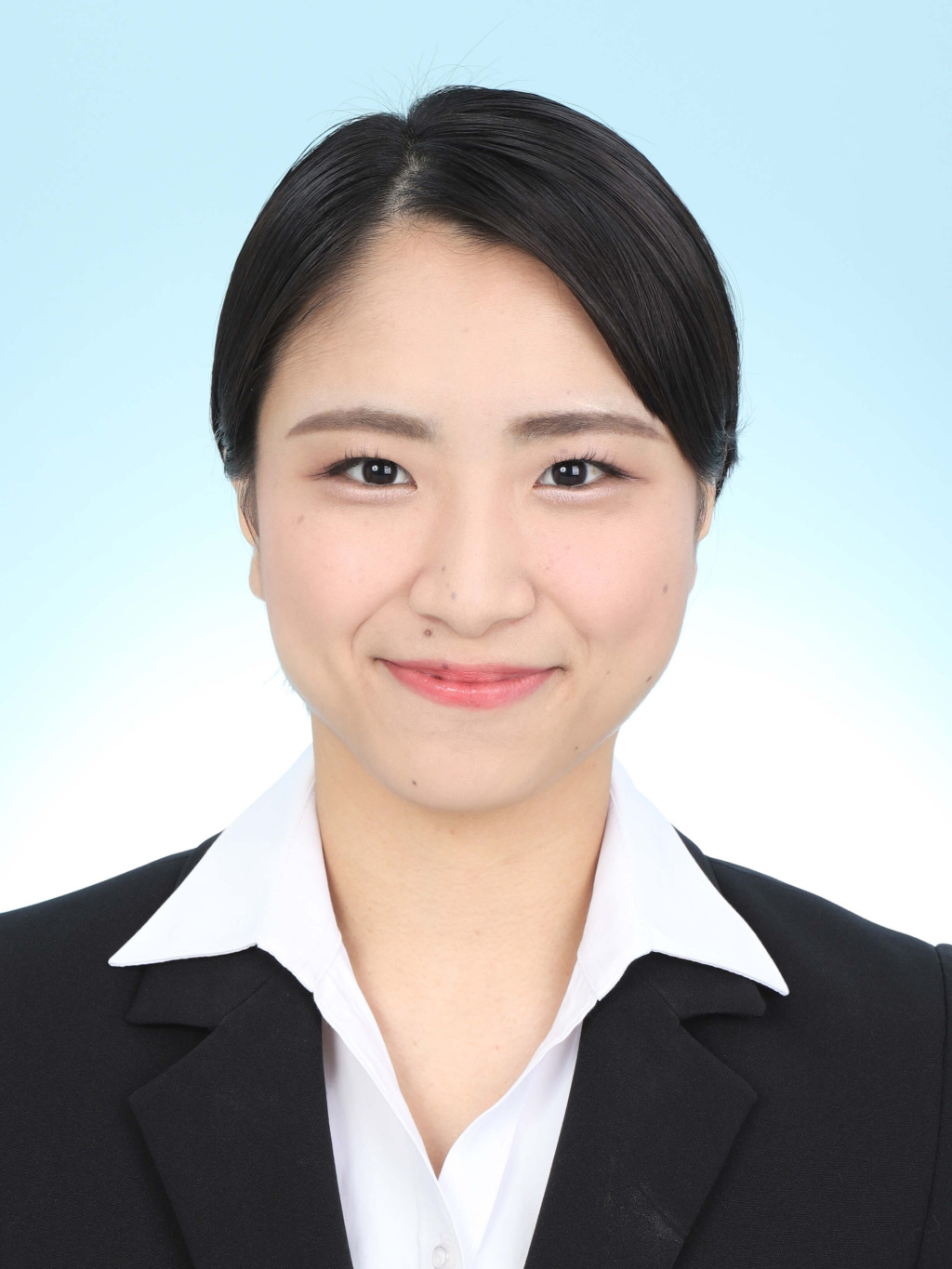 女子就活生の証明写真のビフォー