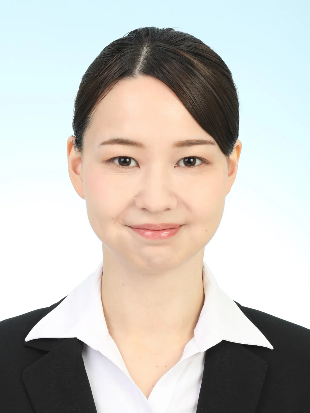 女子就活生の証明写真のビフォー