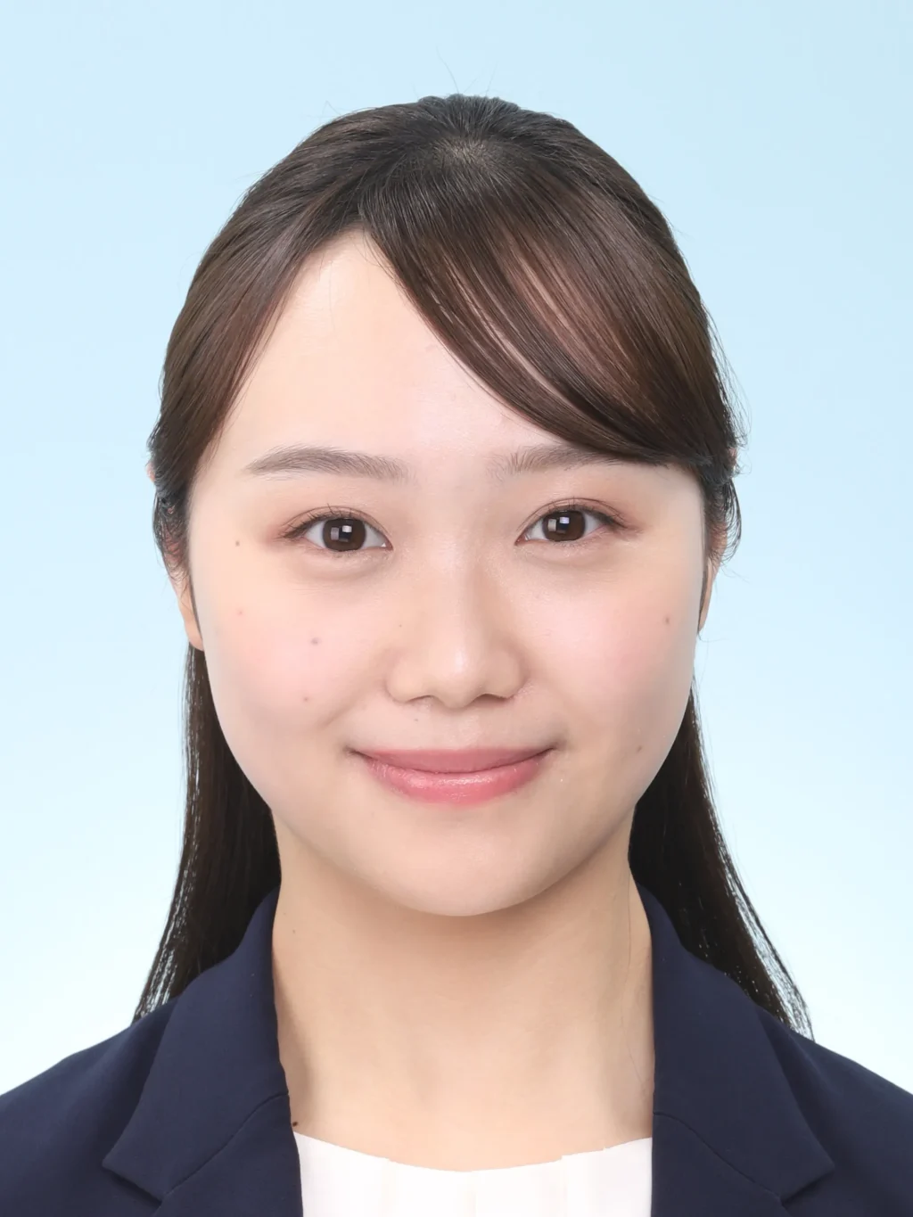 女子就活生の証明写真のビフォー