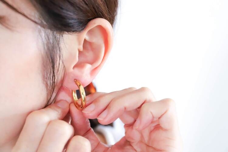 就活用の証明写真で「ピアス穴」が写るのは不利？プロが隠し方を解説1