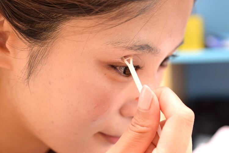 一重まぶたの人は見て！就活証明写真に適したメイク方法をプロが解説1