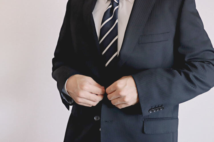 就活男子向け｜証明写真で着るべき「スーツ」の色や柄を詳しく紹介1