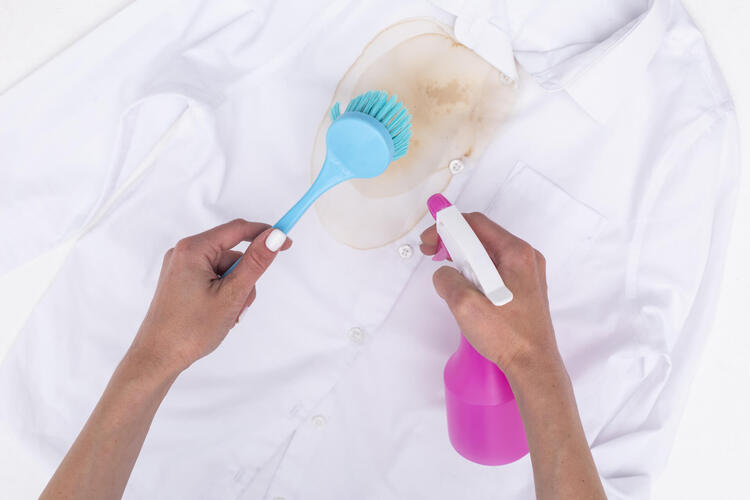 就活写真用のシャツ襟に「ファンデーション」がついてしまった時の対処法は？1