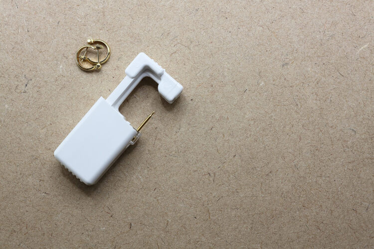 就活用の証明写真で「ピアス穴」が写るのは不利？プロが隠し方を解説2