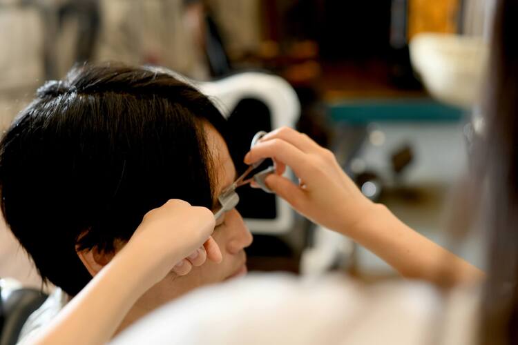 男子の就活証明写真に適した「眉毛」デザイン5選｜メイク方法も紹介2