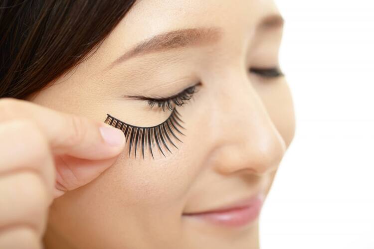 就活用の証明写真メイクで「つけま」をつけても良い？プロが選び方を紹介3