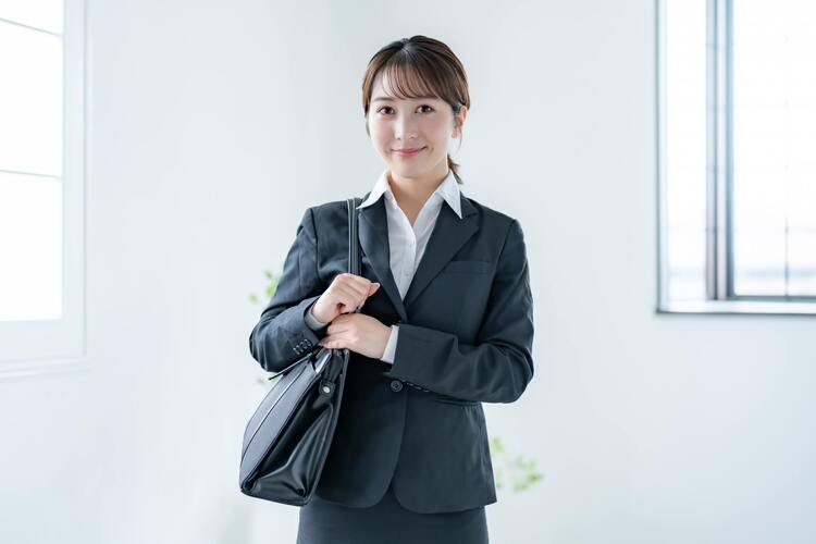 女子必見｜就活の証明写真で着るべき「スーツ」の色や柄を詳しく紹介3