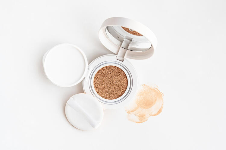 就活写真用のシャツ襟に「ファンデーション」がついてしまった時の対処法は？3