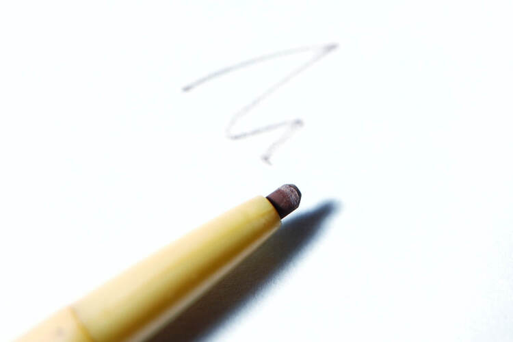 就活写真メイクに適した「アイライン」の引き方は？おすすめ商品も紹介3